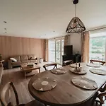 Met Zicht Op De Rivier De Semois En Eigen Balkon アパート ヴレス・シュル・スモワ
