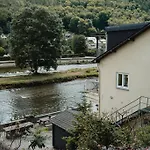 Met Zicht Op De Rivier De Semois En Eigen Balkon