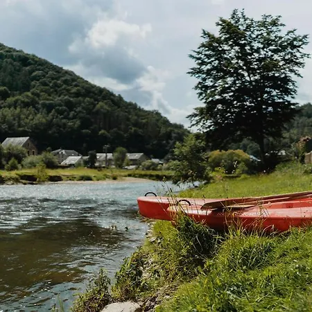Met Zicht Op De Rivier De Semois En Eigen Balkon