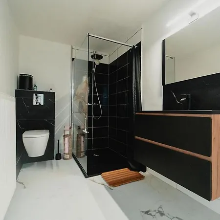 Met Zicht Op De Rivier De Semois En Eigen Balkon