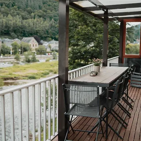 Met Zicht Op De Rivier De Semois En Eigen Balkon