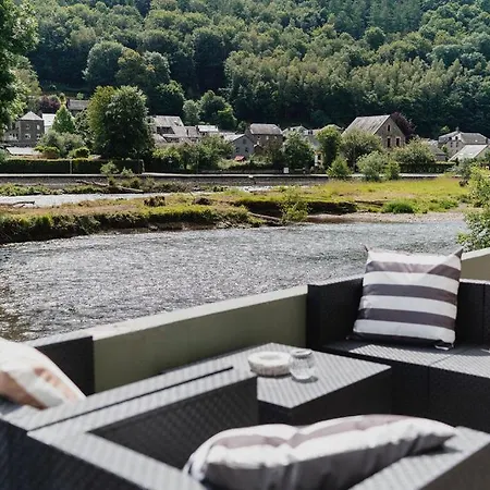 Met Zicht Op De Rivier De Semois En Eigen Balkon