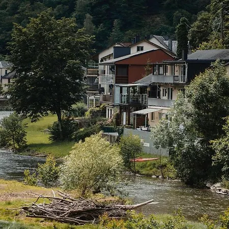 Met Zicht Op De Rivier De Semois En Eigen Balkon