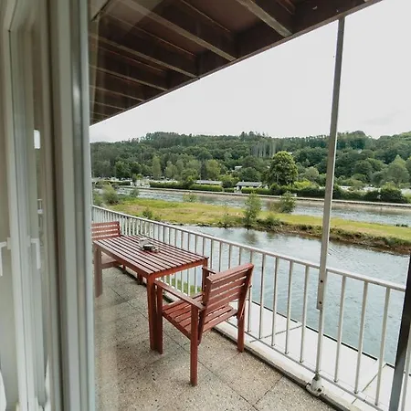Met Zicht Op De Rivier De Semois En Eigen Balkon Apartmán *