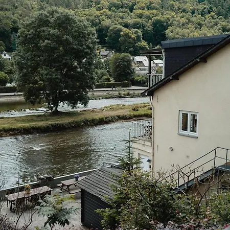 Met Zicht Op De Rivier De Semois En Eigen Balkon